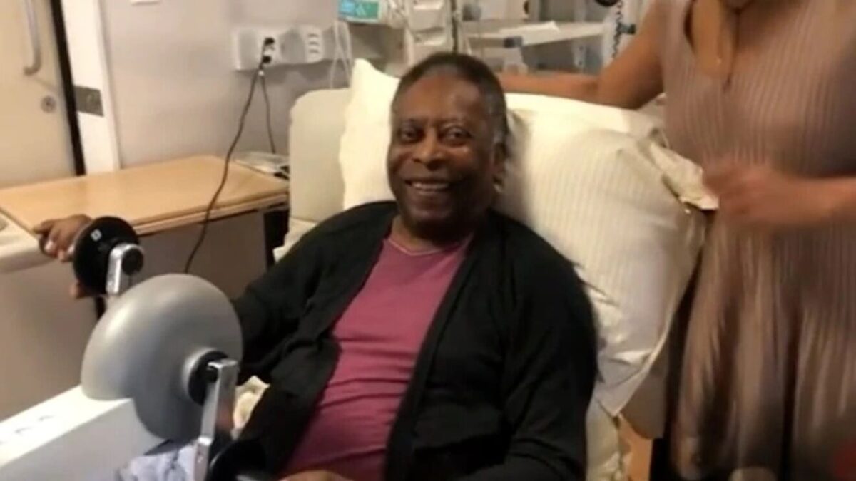 Pelé again admitted in hospital